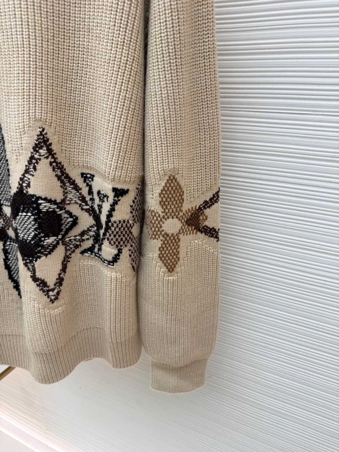 LOUIS VUITTON three-flowered crew neck sweater ●Original version: Purchased and developed for 13200 ●Item number: 1681552-B50 ●Fabric: wool blended fabric ●Technology: Knitted ●Color: Khaki ●Version: Fitted version ●Weight: about 970 grams ●Size: XS-S-M-L ●Description: The wool is made of high-quality wool yarn, one of the must-have wool materials for high-end goods. It is knitted with a Cixing 5-needle machine and a jacquard weave. Each piece takes 270 minutes per piece, parallel average speed, multi-color partial jacquard craftsmanship, and is made by an experienced master who takes 3 days to cut out the drawings. Specific three-label washing, the overall wiring is straight and delicate, the fabric is comfortable and soft, the color is consistent and there is no color difference. It can be matched with the same style to create a fashionable look, and can be used in various occasions. Customized accessories, complete with three standards, same style for men and women!